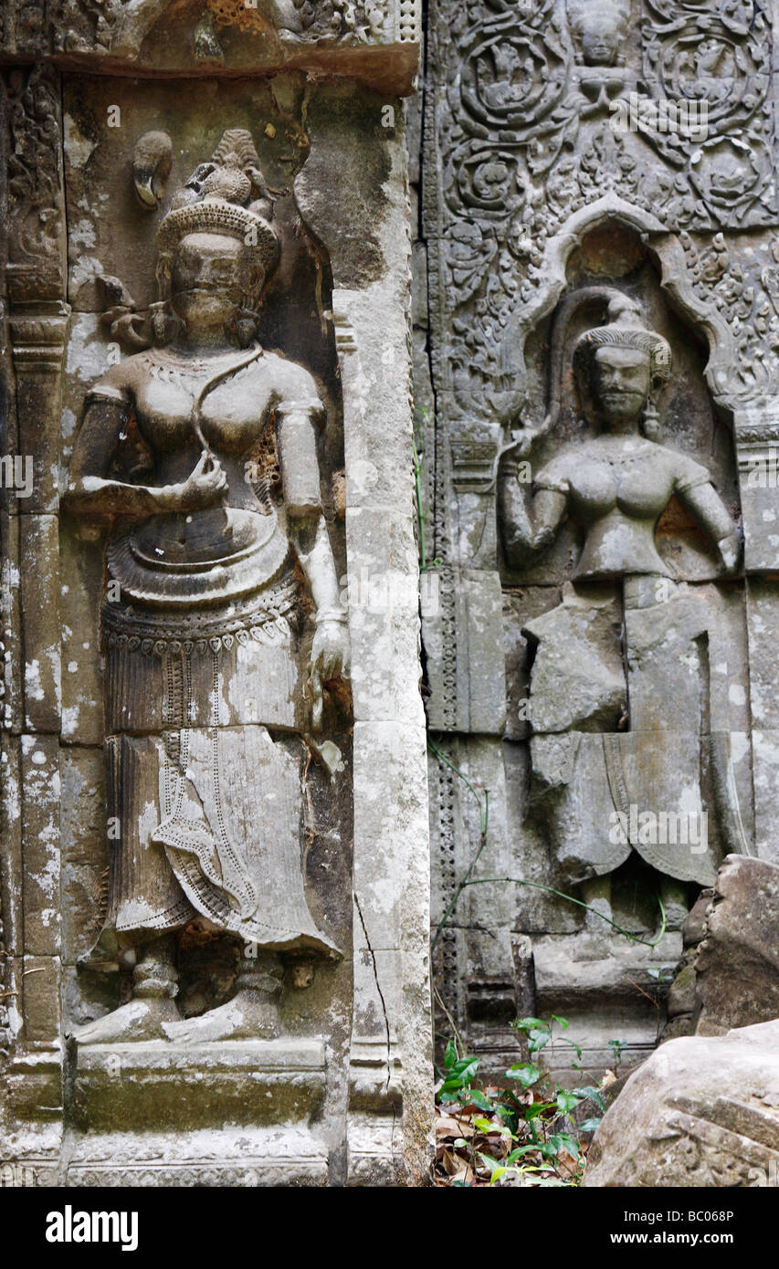 Sculpté en pierre devata statues, 'Beng Mealea temple des ruines, Angkor, Cambodge Banque D'Images