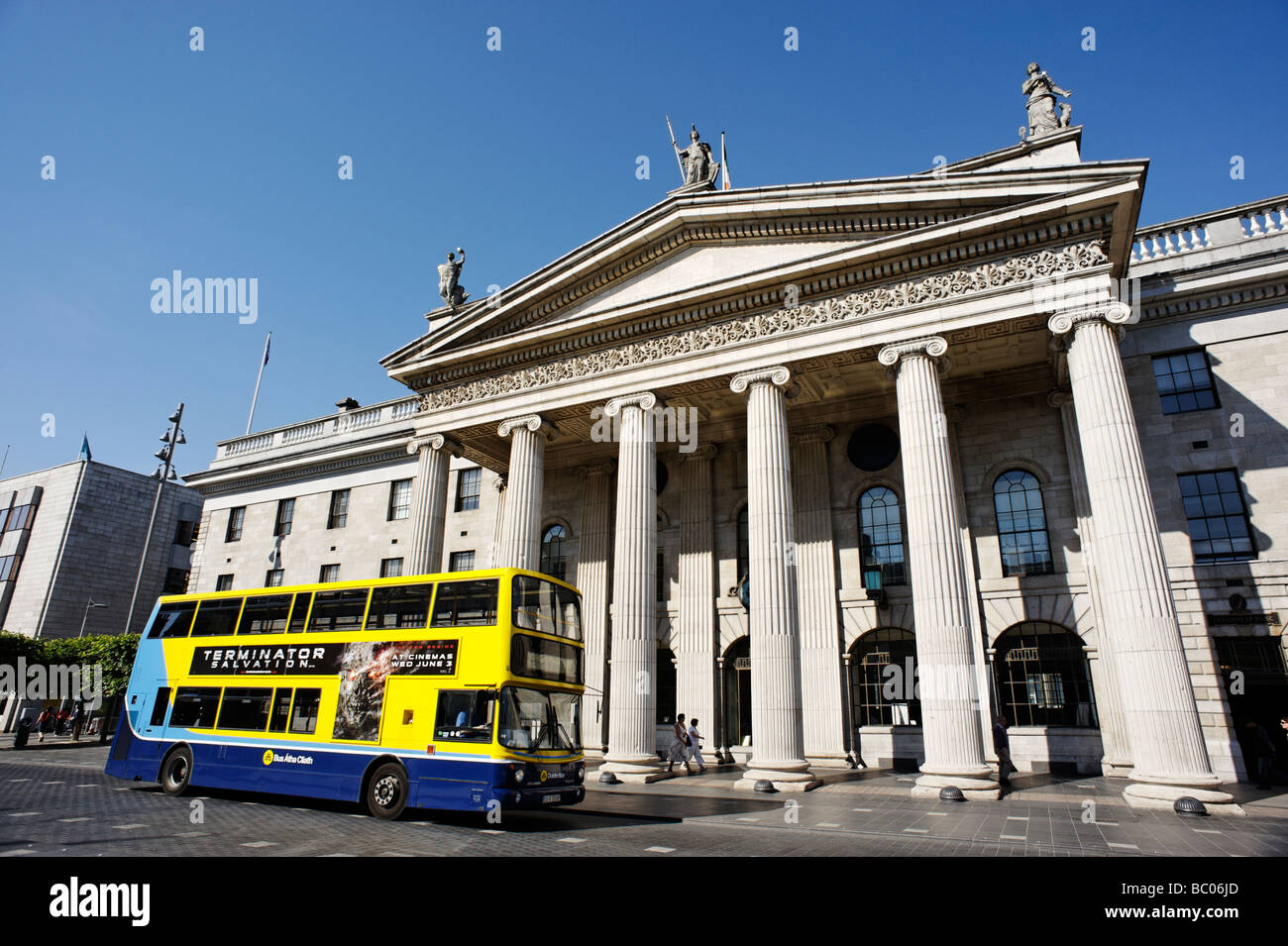 Autobus à deux étages en passant le General Post Office GPO bâtiment sur O'Connell Street Dublin République d'Irlande Banque D'Images