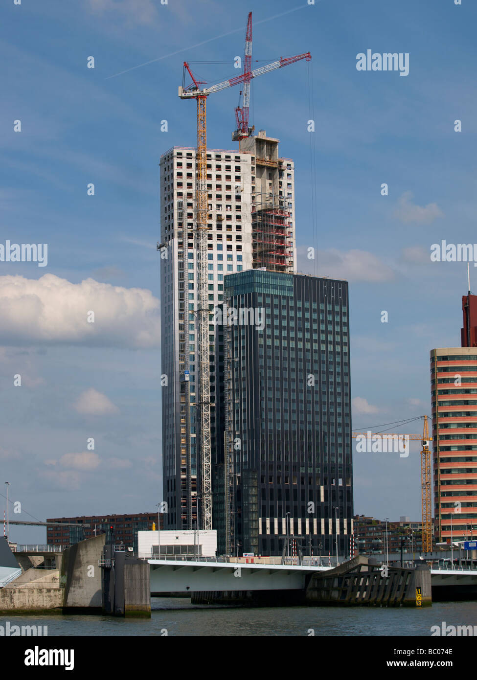 Nouvelle tour de bureaux de gratte-ciel en construction à Rotterdam aux Pays-Bas Banque D'Images