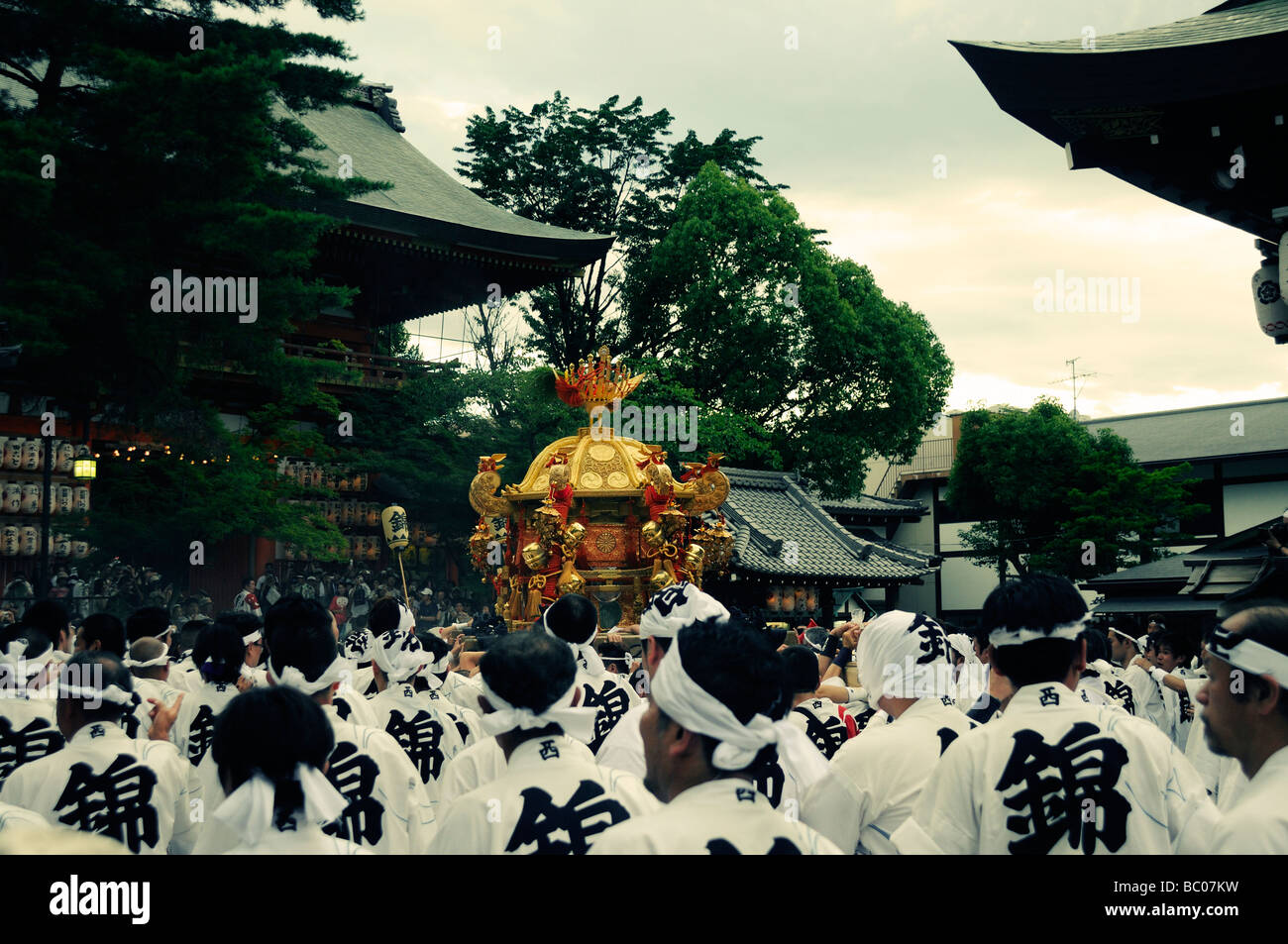 Le départ des transporteurs mikoshi Shinko-sai (Parade de Yasaka à la ville). Gion Matsuri Festival. Le protocole de Kyoto. Kansai. Le Japon Banque D'Images