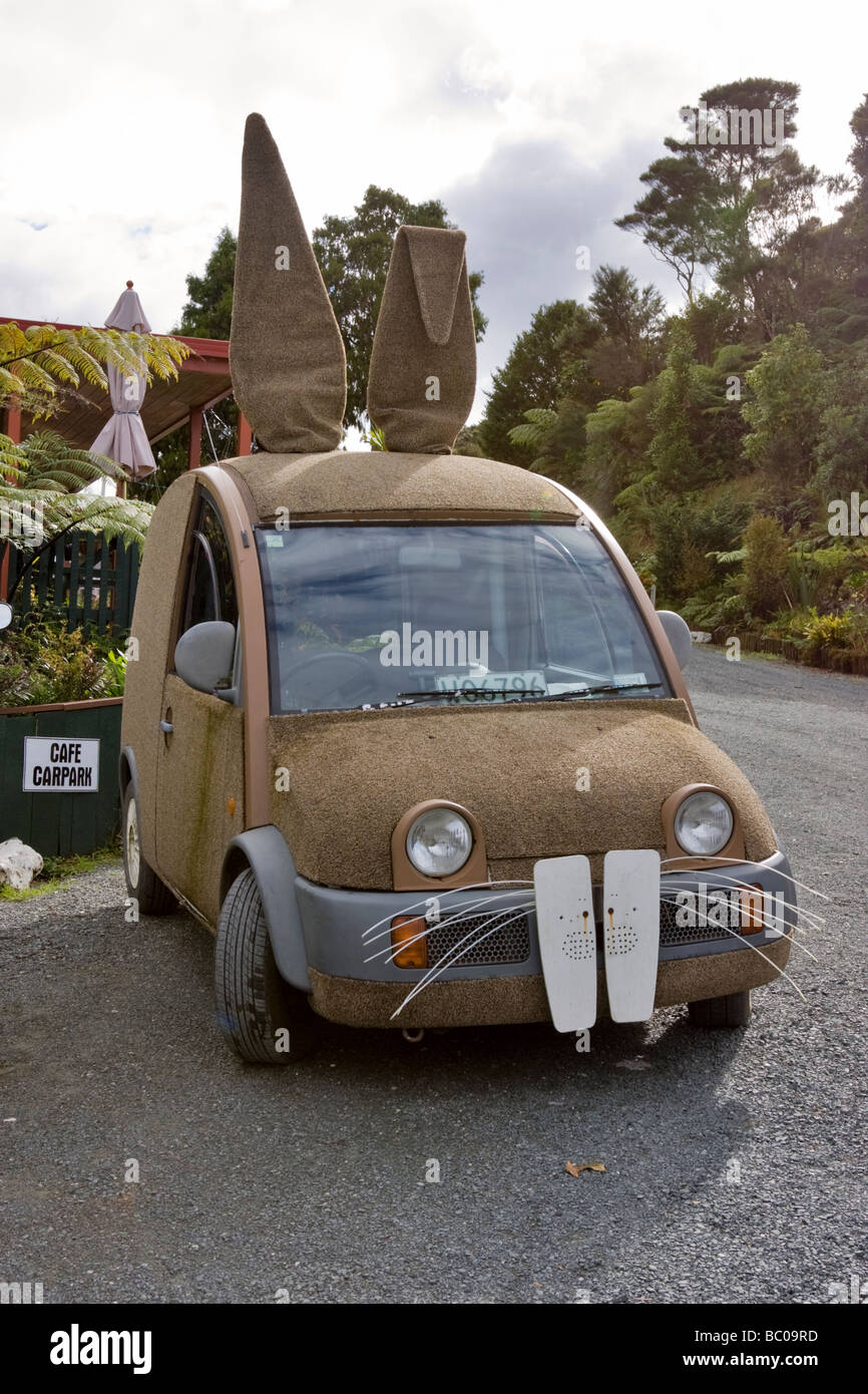 Habillé de voiture pour ressembler à un lapin, Top O Le Dôme Cafe, Waiwhiu, Nouvelle-Zélande. Banque D'Images