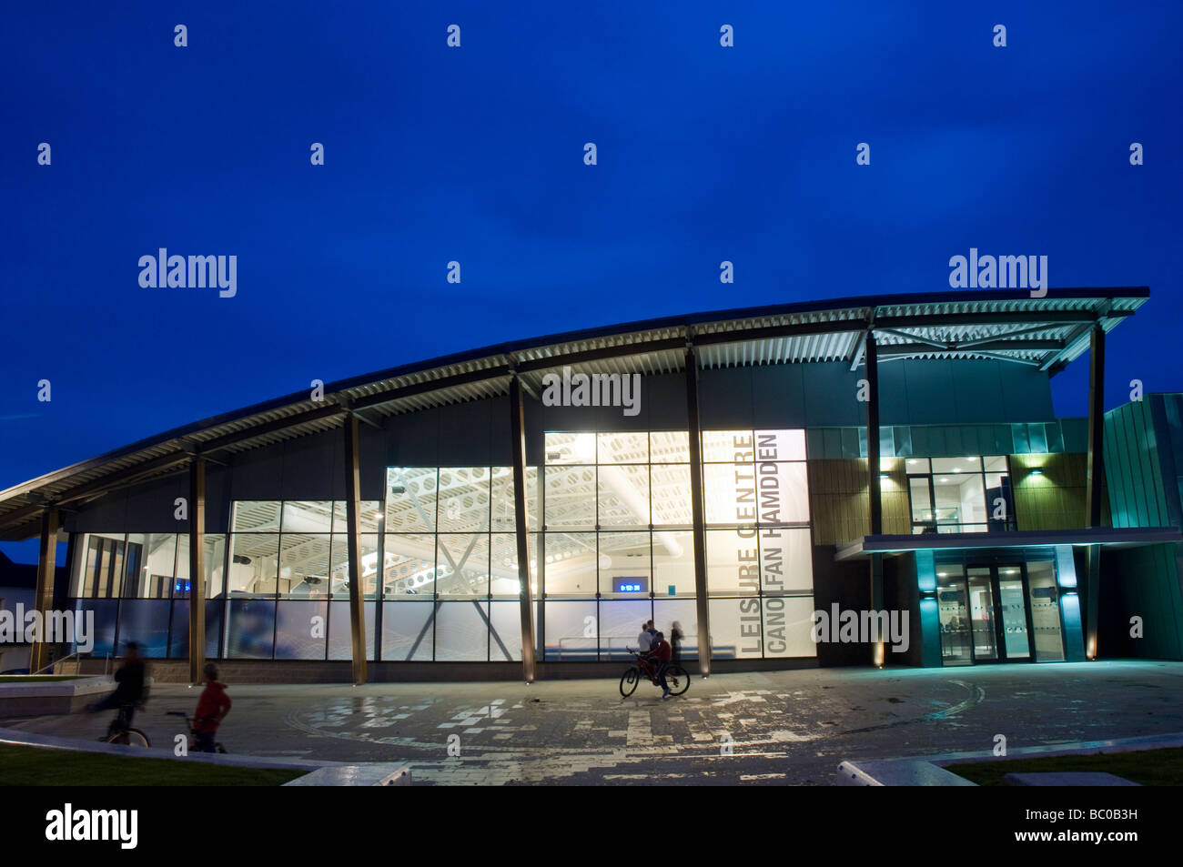 Centre sportif de Haverfordwest Pembrokeshire Wales éclairés la nuit UK Europe Banque D'Images