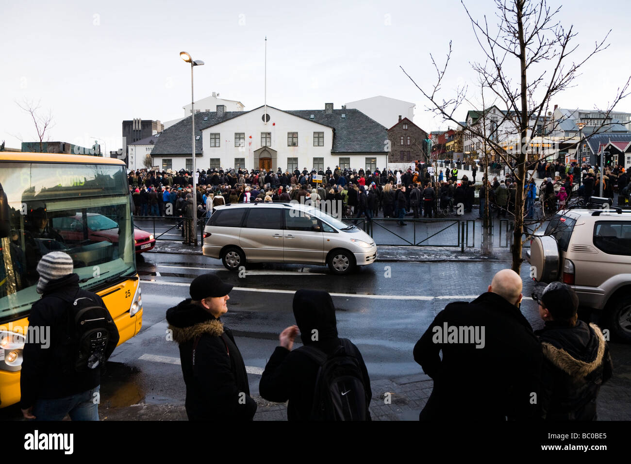 Protestations ont continué à l'extérieur des bureaux du gouvernement, le mercredi 21 01 2009. Crise financière, Reykjavik, Islande. Banque D'Images