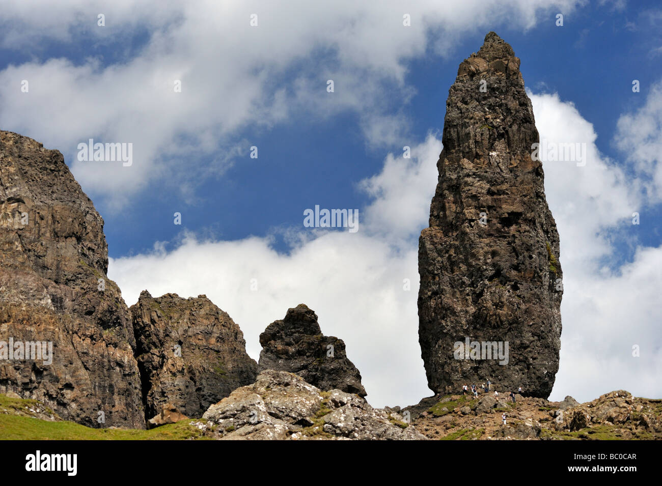 Les marcheurs au pied du vieil homme de Storr. Le Storr, Trotternish, île de Skye, Écosse, Hébrides intérieures, le Royaume-Uni, l'Europe. Banque D'Images