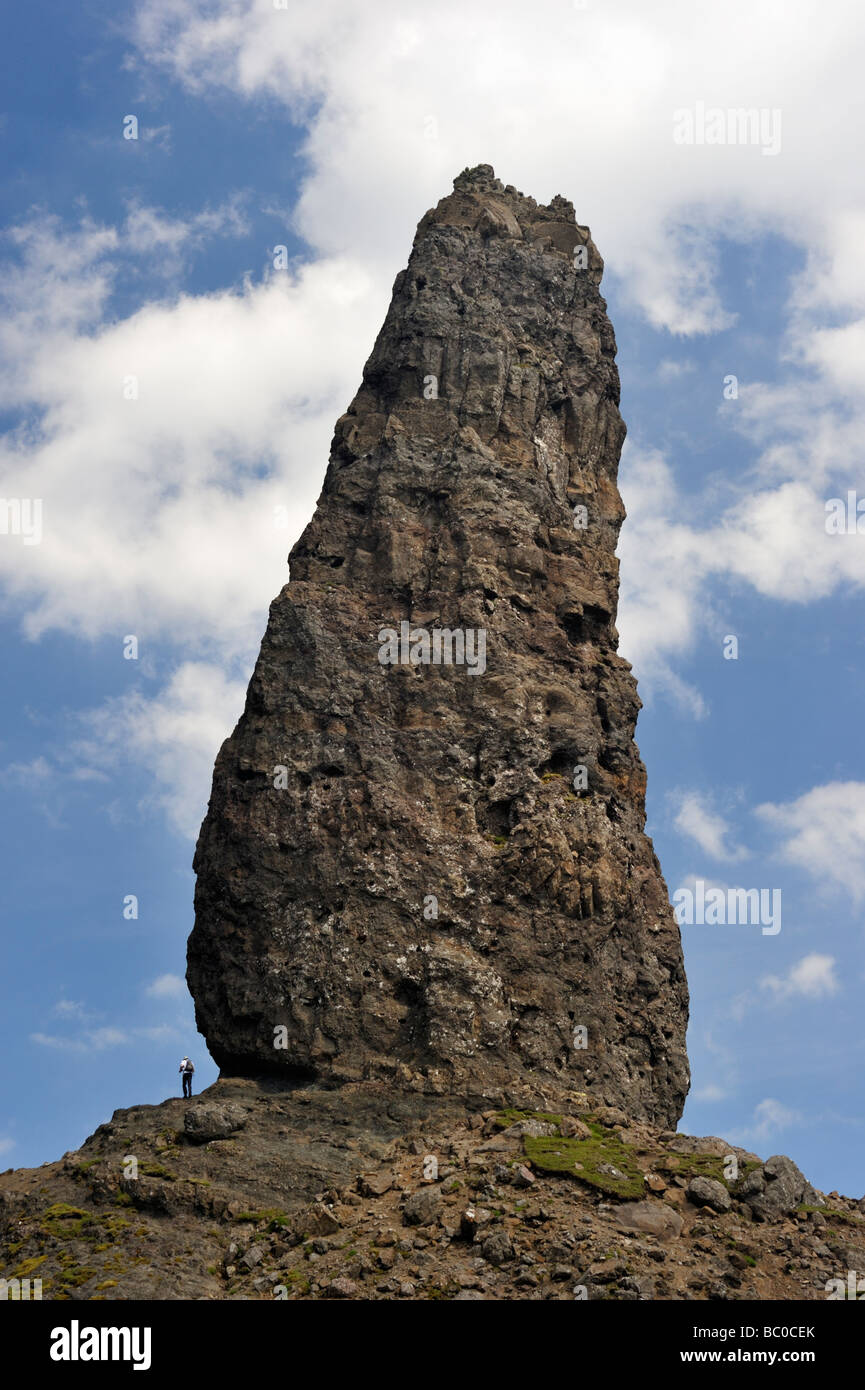 Walker au pied du vieil homme de Storr. Trotternish, île de Skye, Hébrides intérieures, Ecosse, Royaume-Uni, Europe. Banque D'Images