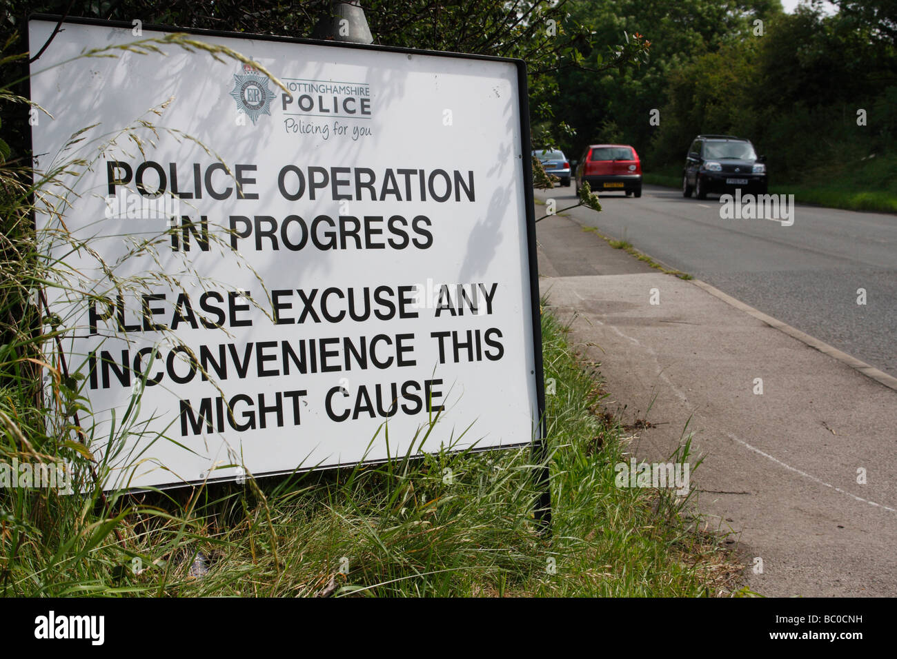 Opération de police en cours. La police tchèque d'un signe de la route. Banque D'Images Opération de police en cours. La police tchèque d'un signe de la route. Banque D'Images