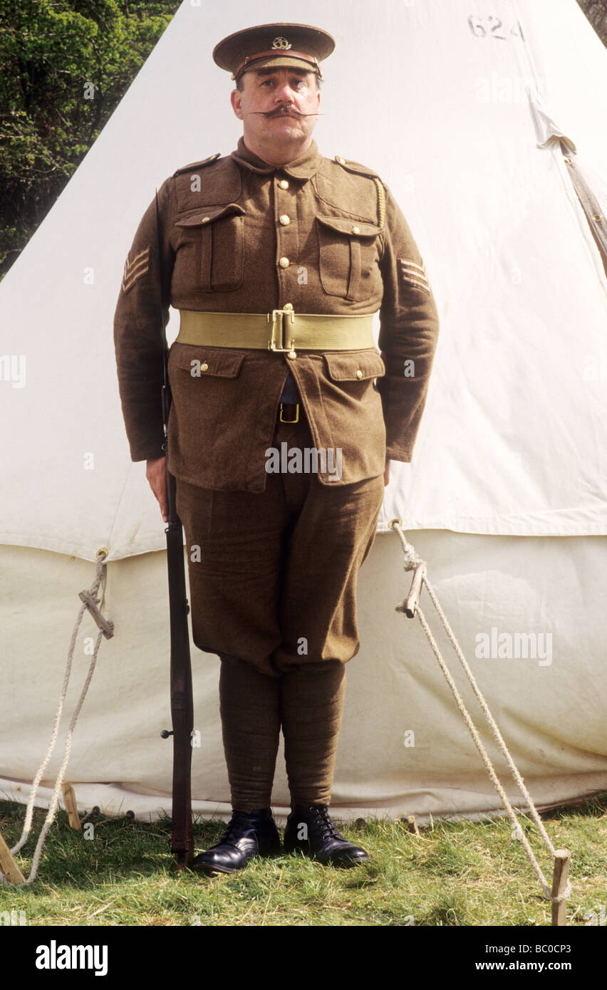 1ère guerre mondiale militaire historique RSM Sergent-major régimentaire de  l'armée britannique soldat uniforme kaki 1914 tente de fusil Photo Stock -  Alamy