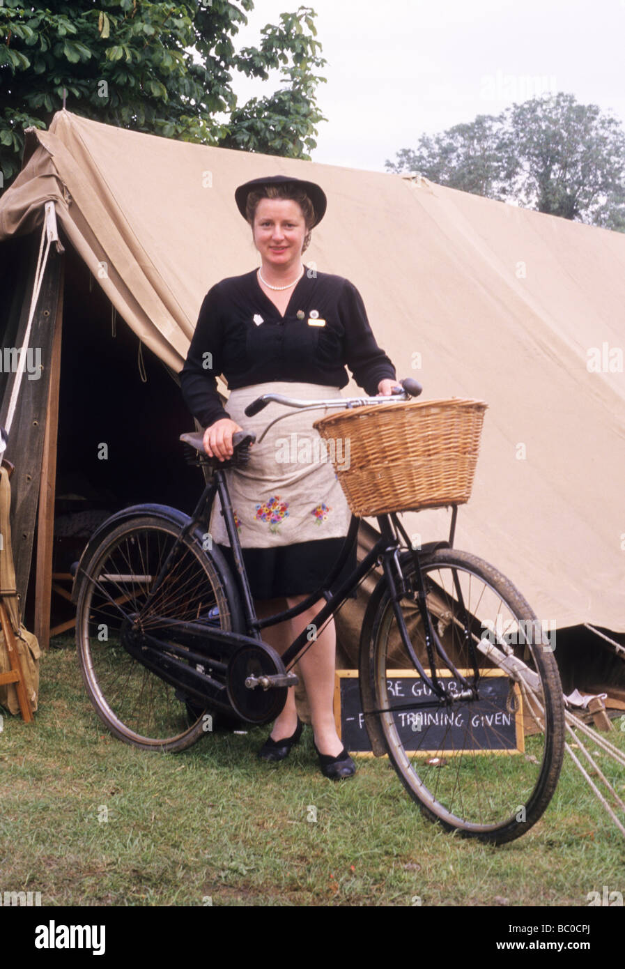 Seconde Guerre mondiale reconstitution dame femme landgirl femme civile WVS ATS Location tente vélo fille terre Anglais britannique Banque D'Images