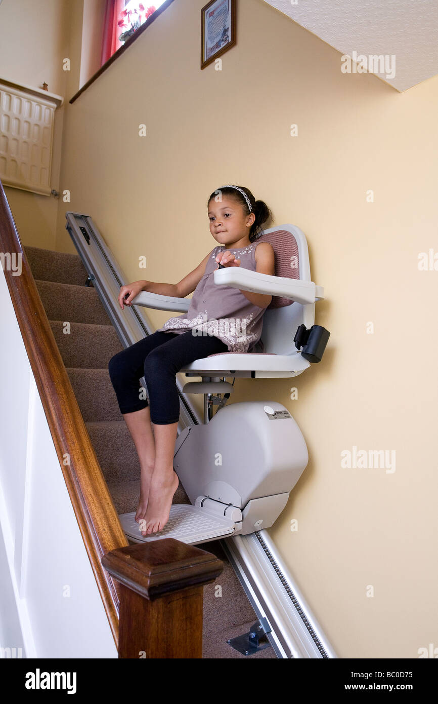 Une jeune fille joue avec son grand-père d'escalier. Banque D'Images