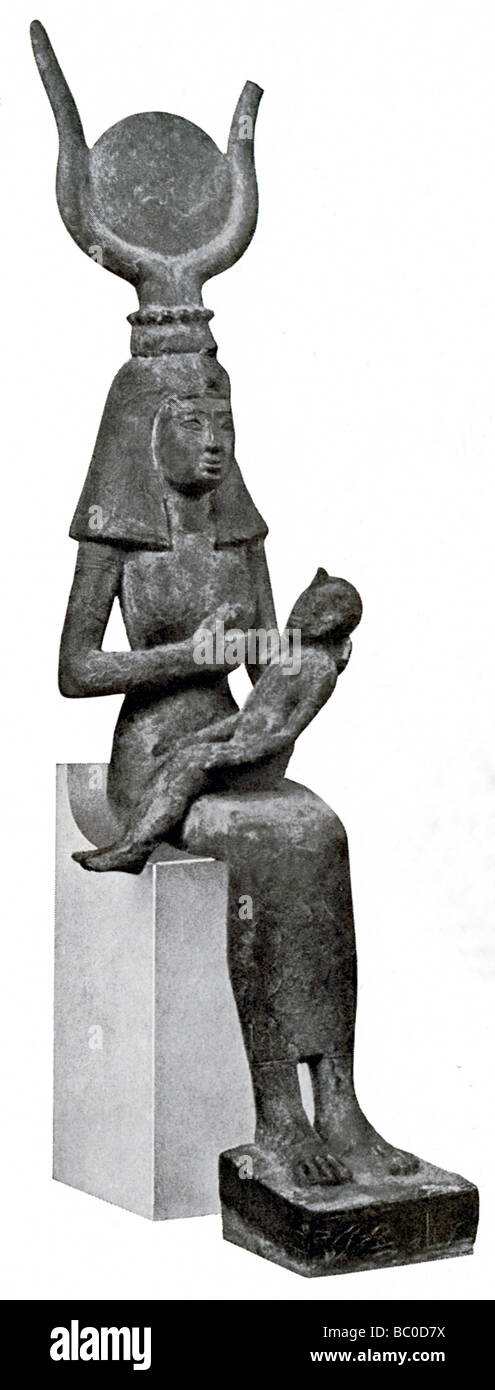 Déesse égyptienne, portant sur la tête un disque solaire entre les cornes d'une vache, d'infirmières, l'enfant de son fils Horus. Banque D'Images