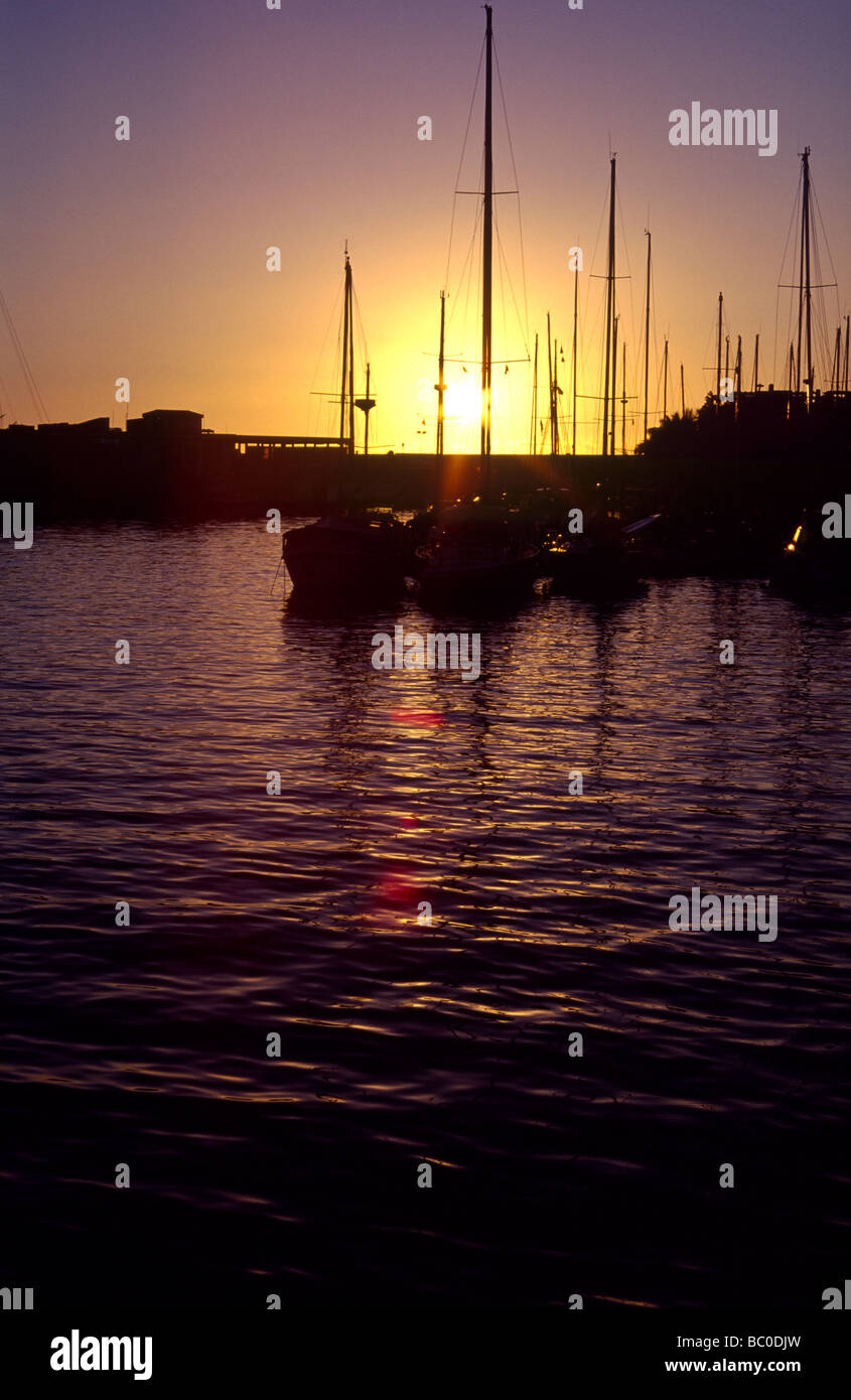 Scène du port au coucher du soleil avec silhouettes de voiliers et yachts amarrés. Puerto de Mogan Gran Canaria Espagne Europe Banque D'Images