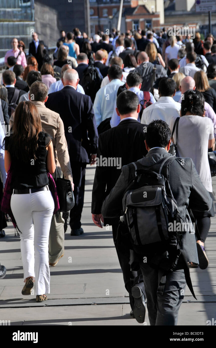 La plupart du temps, les employés des bureaux de la ville traversent le pont en direction de la gare de London Bridge pendant l'heure de pointe de la soirée, Angleterre, Royaume-Uni Banque D'Images