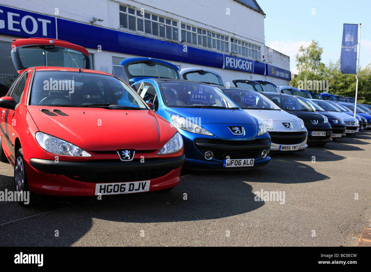 Concessionnaire automobile Peugeot et avant-cour avec la dernière offre du Gouvernement britannique de déchirage Banque D'Images