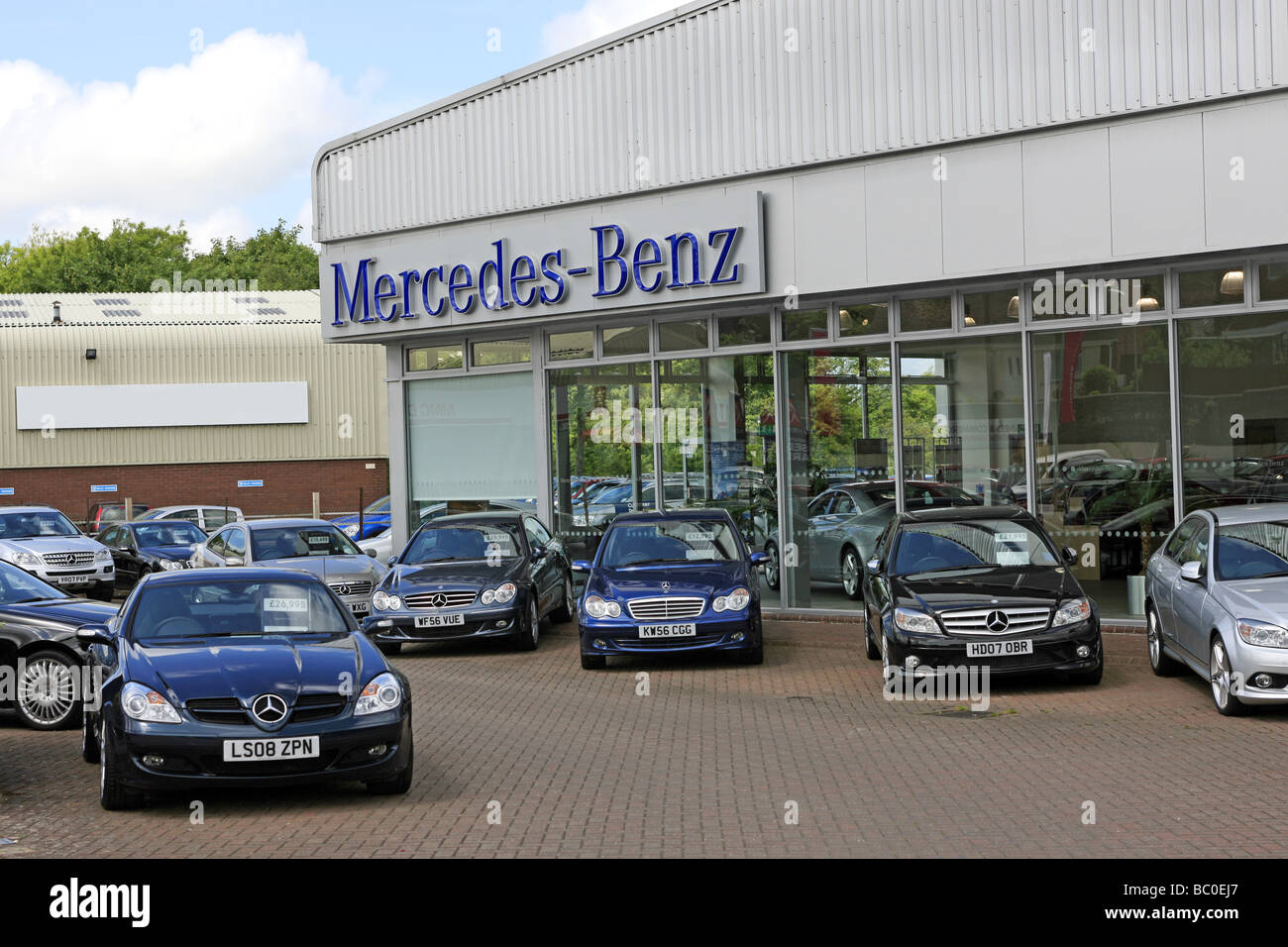 Mercedes Benz concessionnaire automobile allemand de luxe avant-cour Banque D'Images