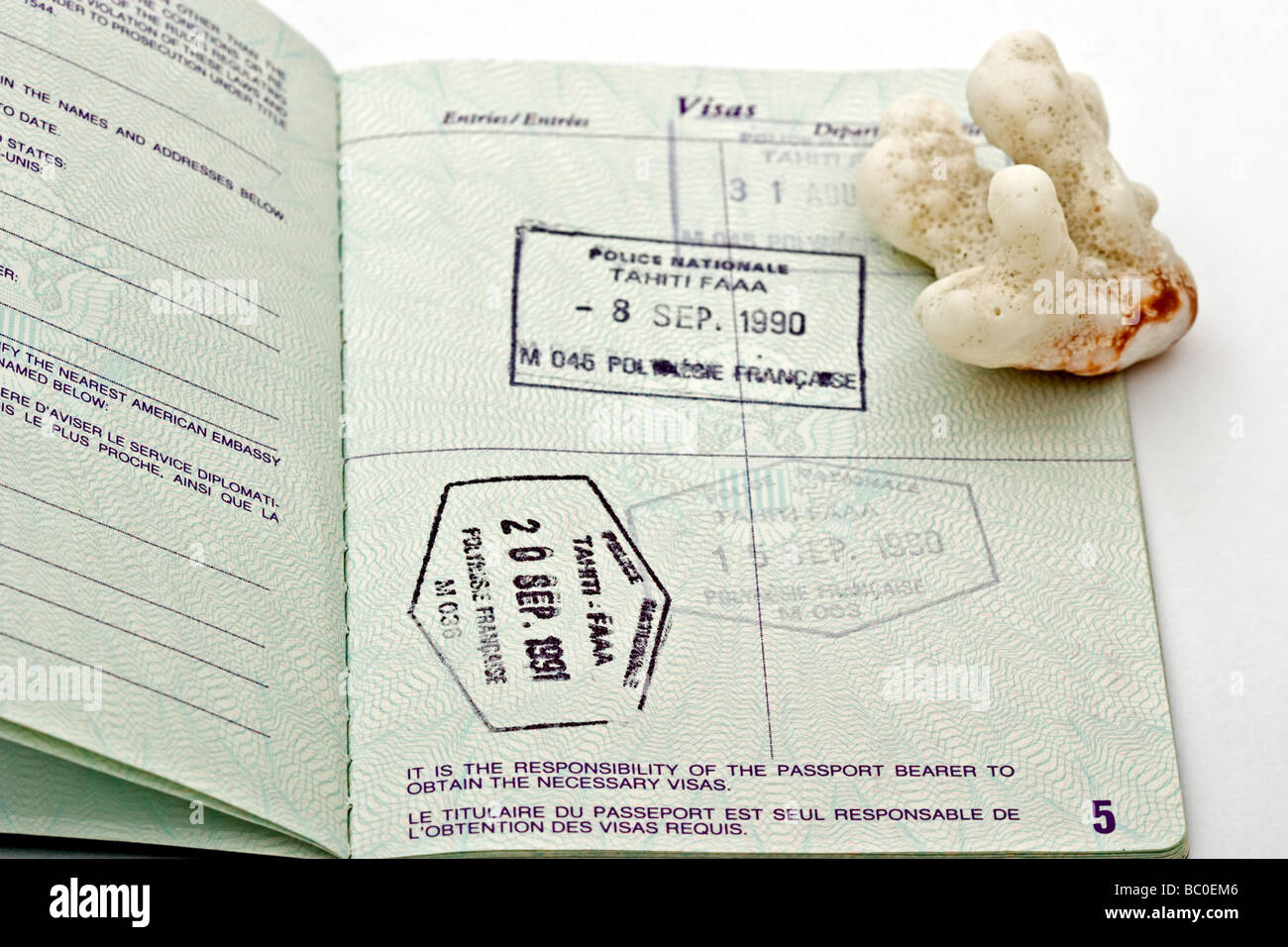 Avec un passeport américain et d'un petit timbre Tahiti sea shell Banque D'Images