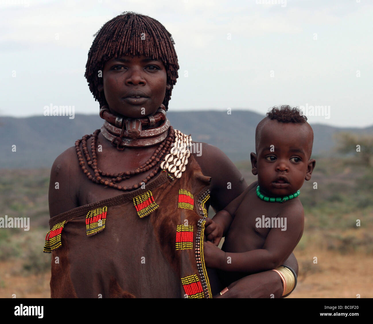 La vallée de la rivière Omo Ethiopie Afrique Tribu Hamer femme et bébé Banque D'Images