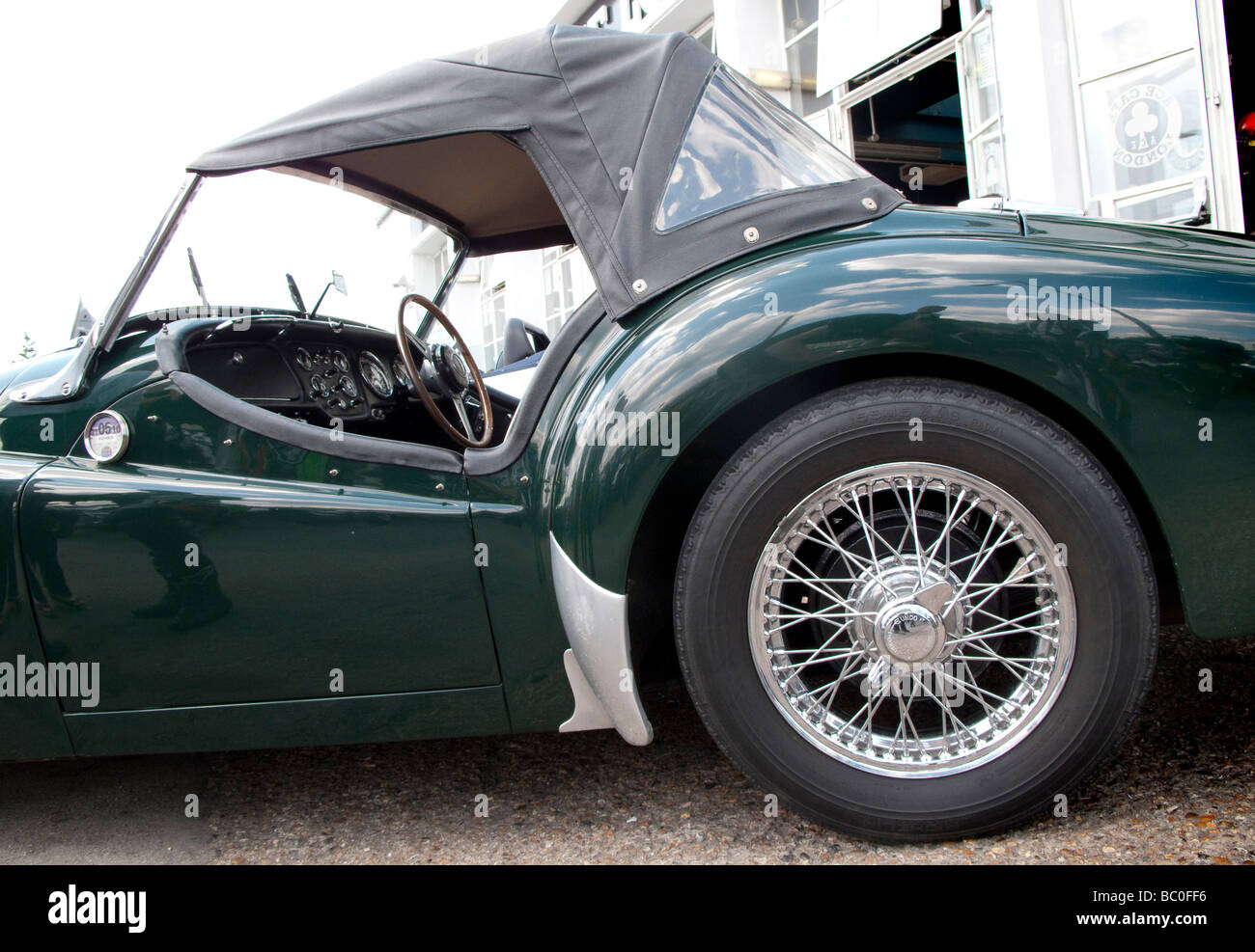 Un bon état triumph voiture du côté. Vert foncé avec un fil volant brillant Banque D'Images