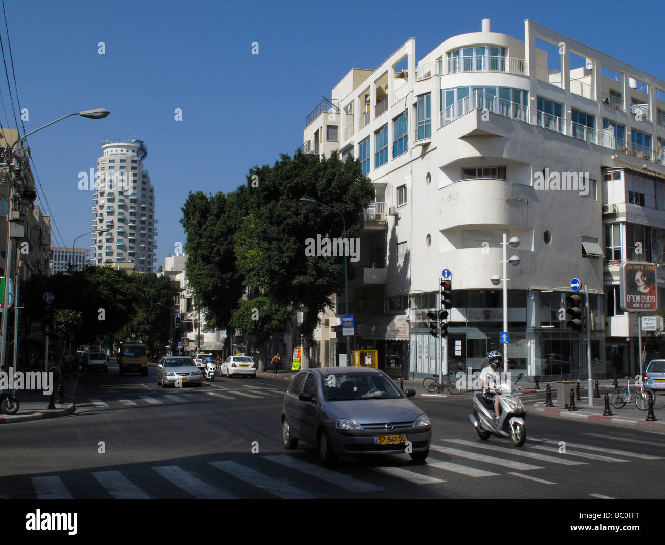 Un bâtiment rénové qui a été construit dans les années 1930 dans l'architecture du Bauhaus style avec façade bombée dans la rue Ben Yehuda centre-ville de Tel Aviv ISRAËL Banque D'Images