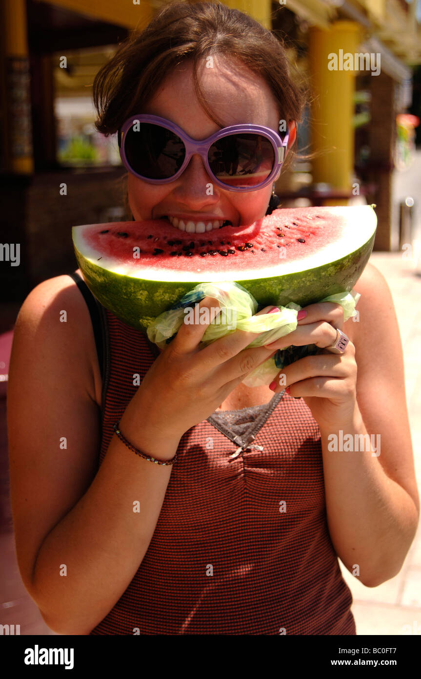 Girl eating melon d'eau Banque D'Images