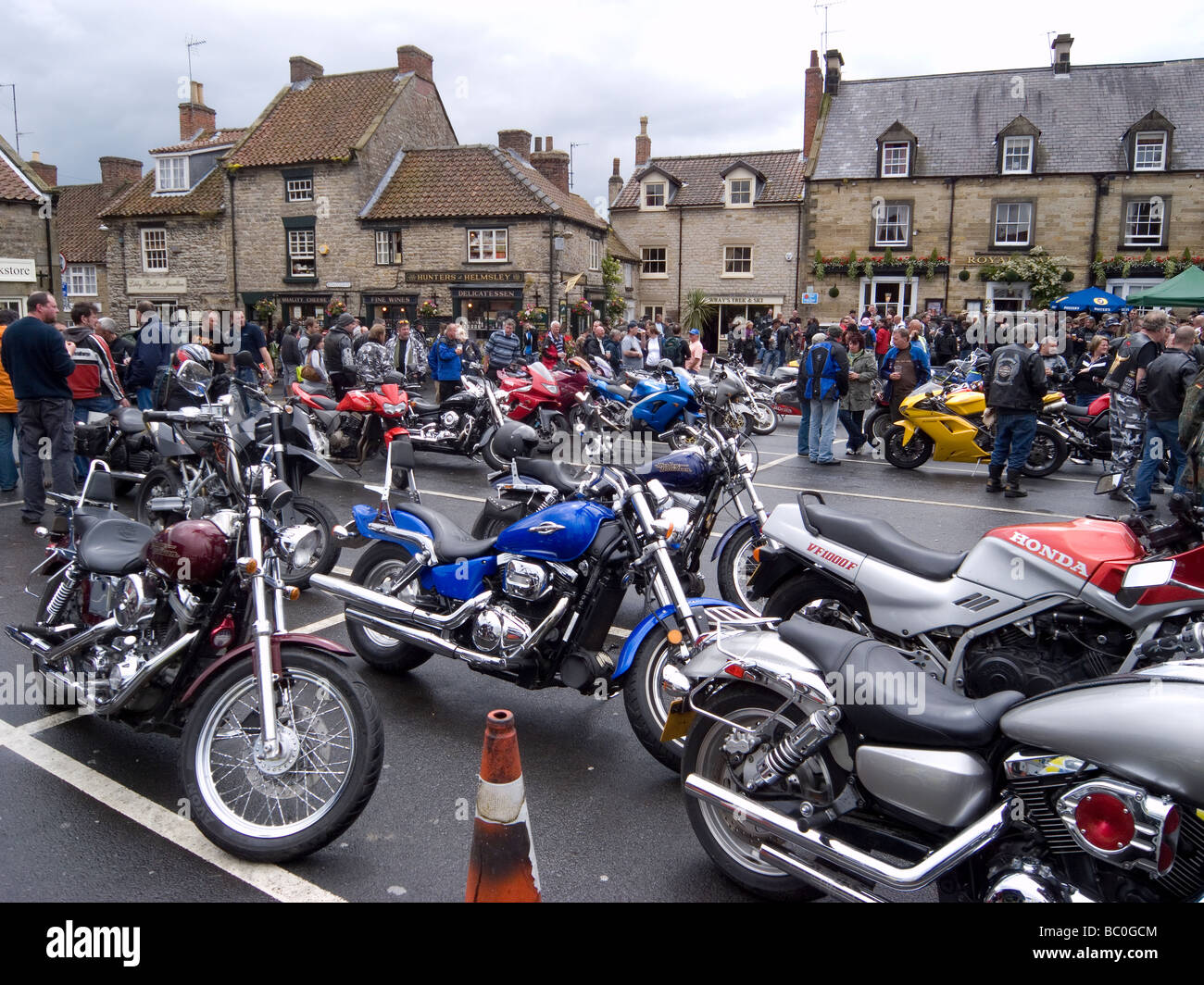 Une grande rencontre des motocyclistes à Helmsley North Yorkshire UK Banque D'Images