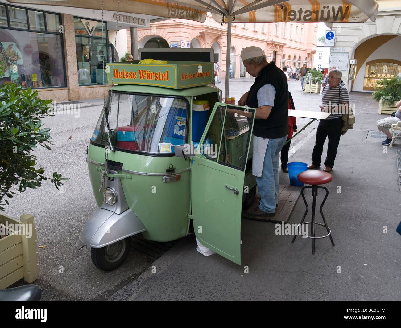 Un vendeur de rue vendant des saucisses à partir d'un tricycle à moteur  Vespa dans Morano dans une partie de l'Italie parlant allemand Photo Stock  - Alamy