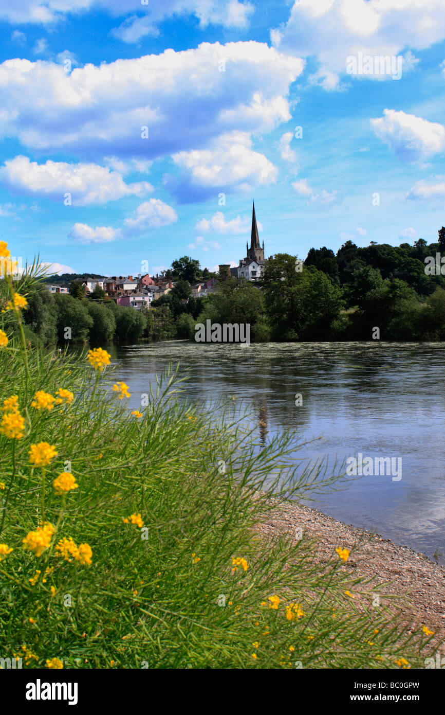 Vue à l'autre côté de la rivière Wye à Ross on Wye dans le Herefordshire Banque D'Images