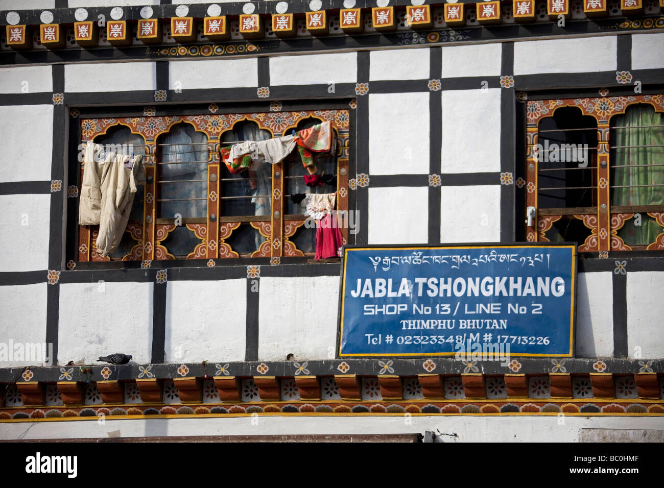 Maison typique des bâtiments et boutiques à Thimphu, Bhoutan. lave-line sur windows. 91364 Bhutan-Thimphu Asie l'horizontale Banque D'Images