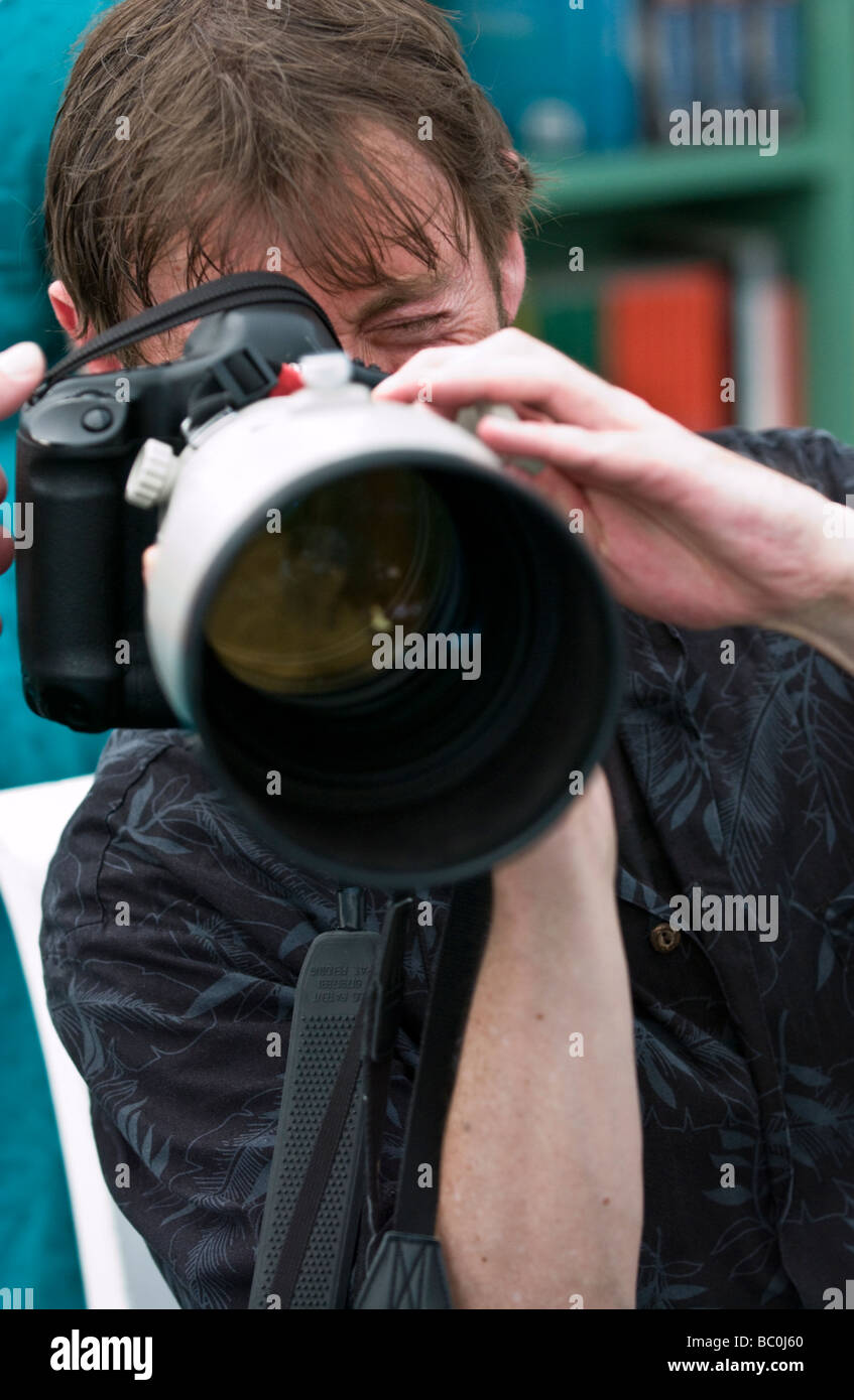 Romancier mexicain DBC Pierre né à Australian photographié à Hay Festival 2009 essayant un appareil photo reflex numérique photographes Banque D'Images