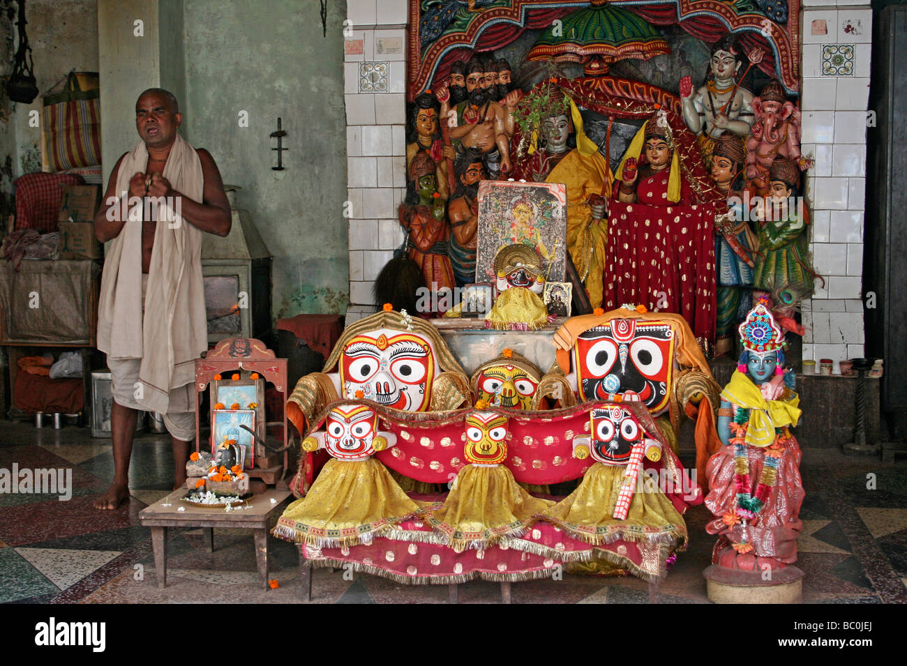 Un prêtre se tient à côté de Jagannath Temple à Puri, Orissa, Inde Banque D'Images