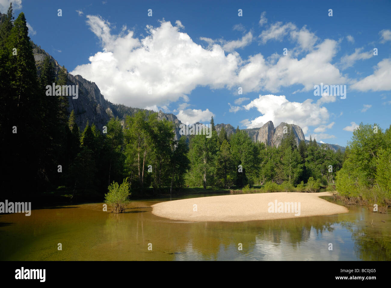 Printemps de la Merced River dans la vallée Yosemite, Californie Banque D'Images