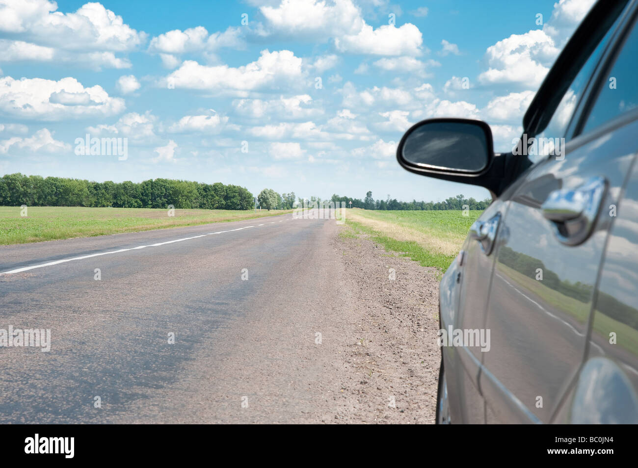 La voiture et la route d'un fragment de la voiture et une ligne Banque D'Images