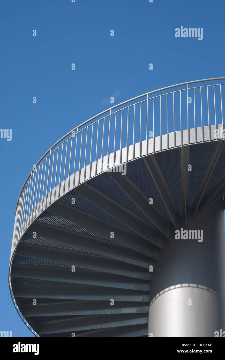 Escalier moderne en tant qu'élément de l'architecture contemporaine Banque D'Images