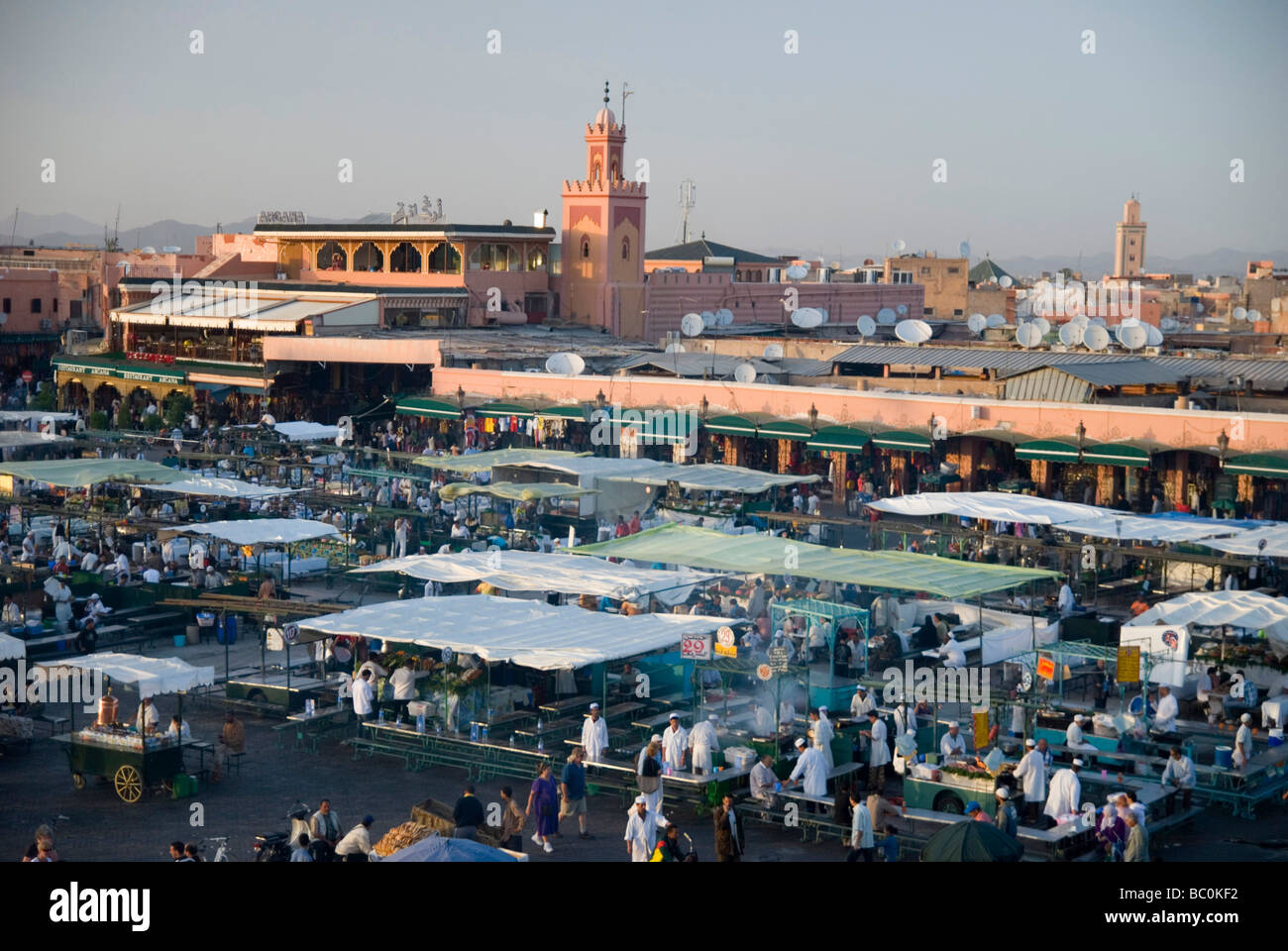 La place Djema El Fna marrakech maroc marché au crépuscule de l'Afrique du Nord Banque D'Images