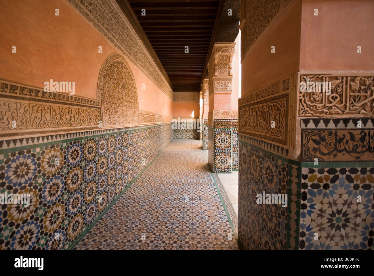Un modèle mur mosaïque colorée sur les murs de la Medersa Ben Youssef une ancienne école islamique à Marrakech Maroc Banque D'Images