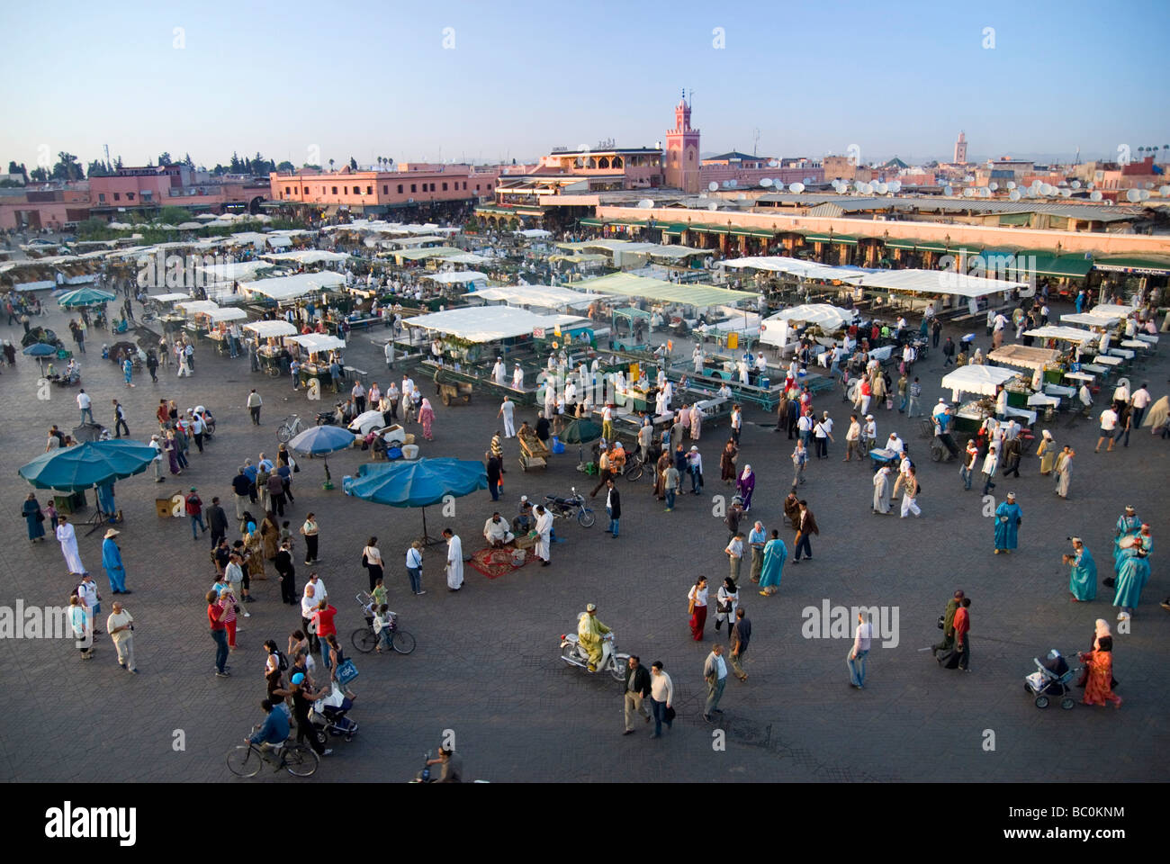 La place Djema El Fna marrakech maroc marché au crépuscule Banque D'Images