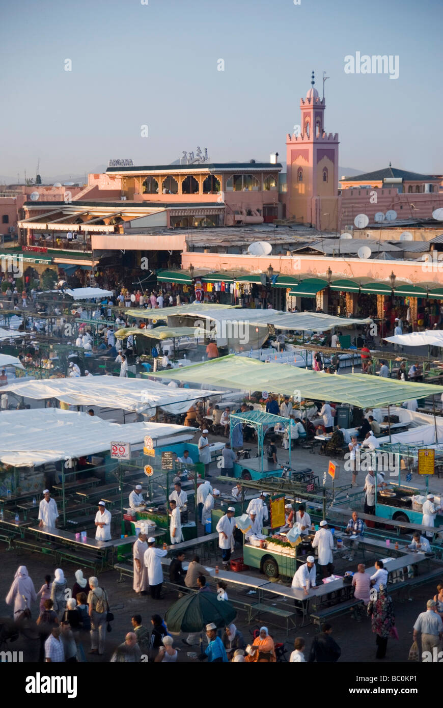 La place Djema El Fna marrakech maroc marché au crépuscule Banque D'Images