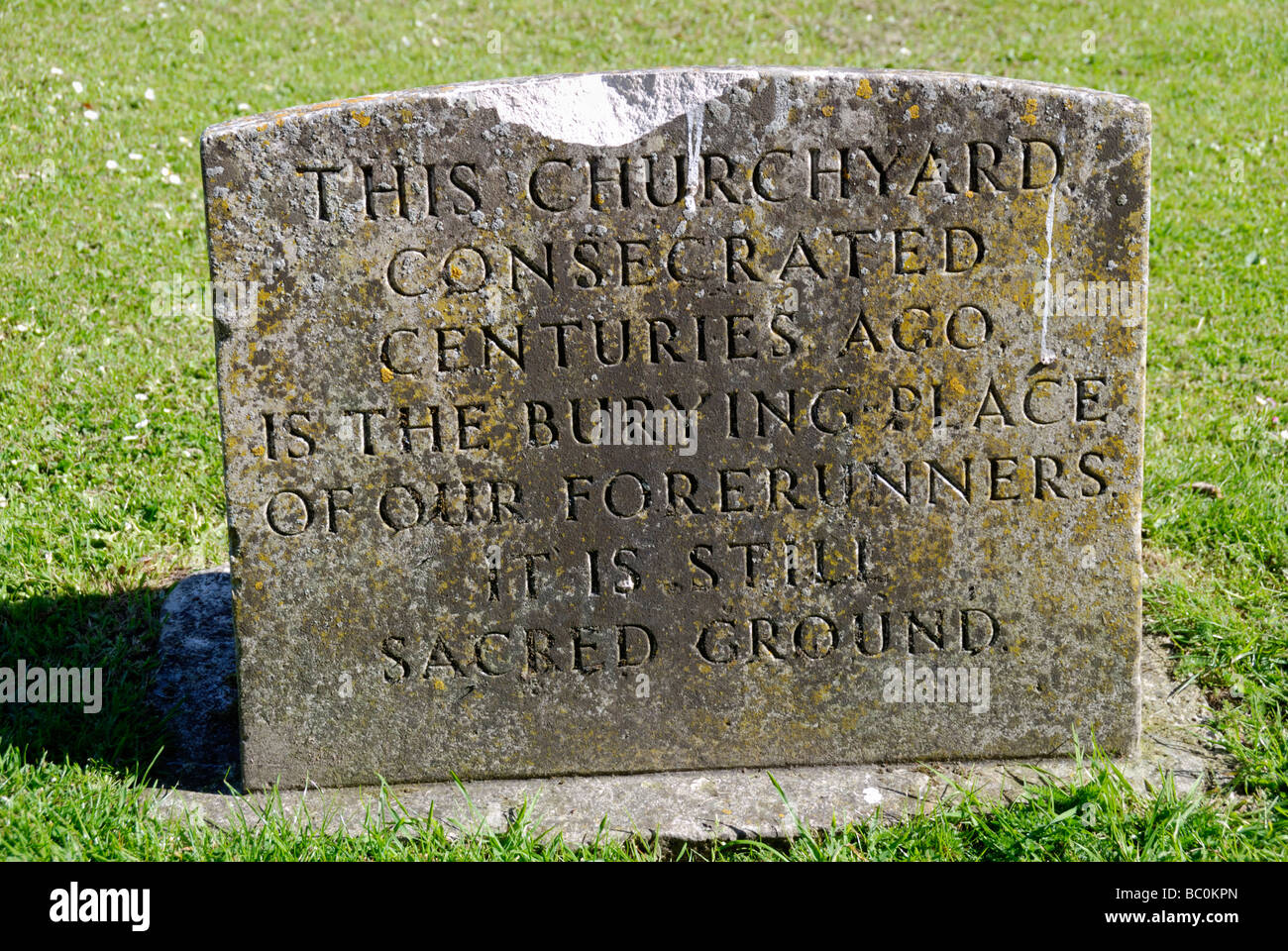 Signe de pierre marquant l'ancienne terre consacrée du cimetière appartenant à l'abbaye de Romsey Hampshire Angleterre Banque D'Images