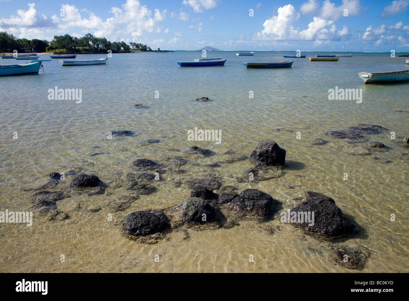 Plage de l'île Maurice et ses roches volcaniques noires sur la côte nord à côté de Grand Baie ville Banque D'Images