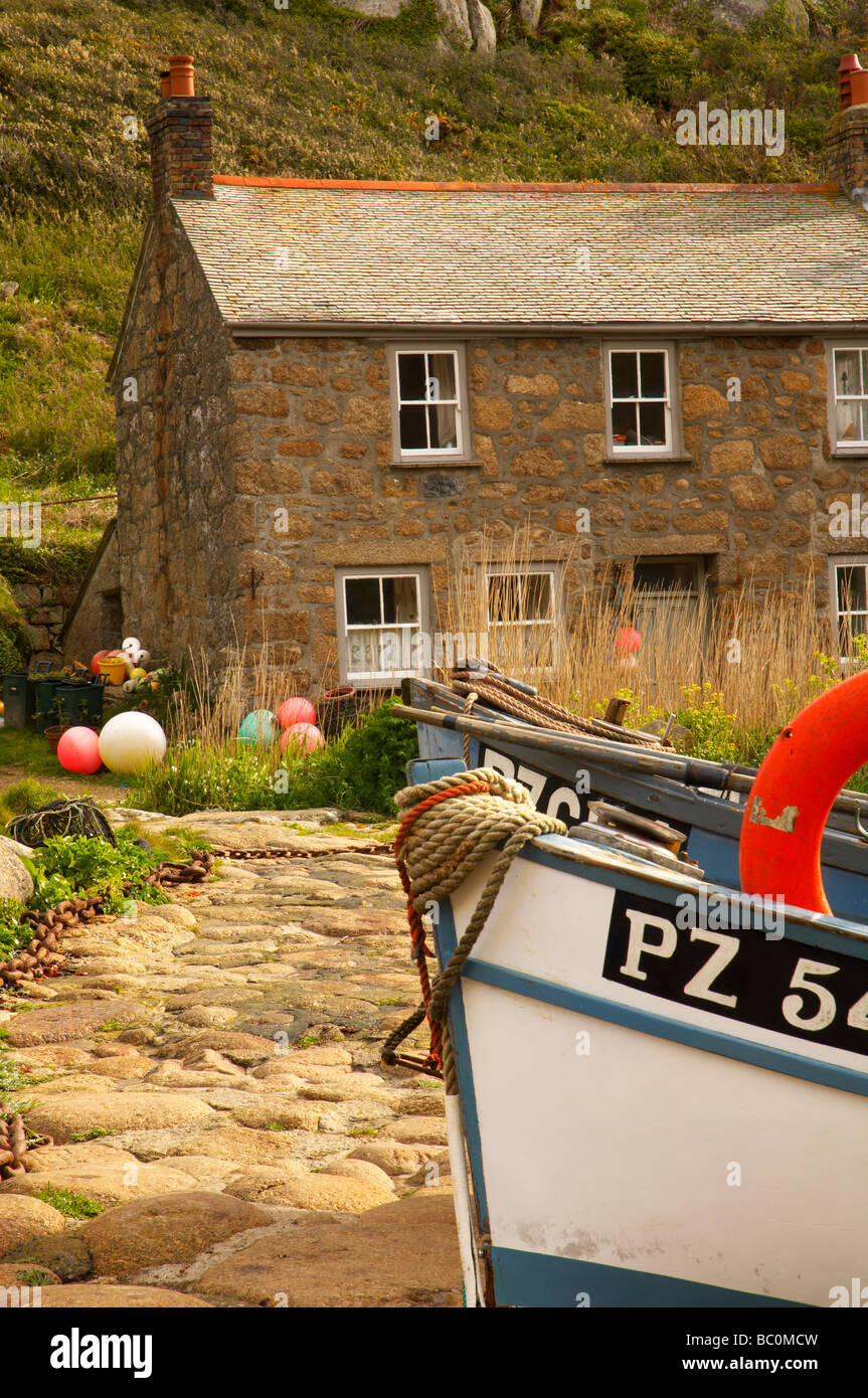 Des pêcheurs traditionnels et des petits chalets chalutier de pêche sur le halage à Penberth Cove à Cornwall UK Banque D'Images