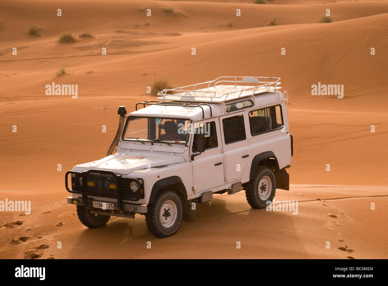 Un off road 4x4 se trouve dans les dunes de l'Erg Chebi désert près de Merzouga Maroc Afrique du Nord Banque D'Images