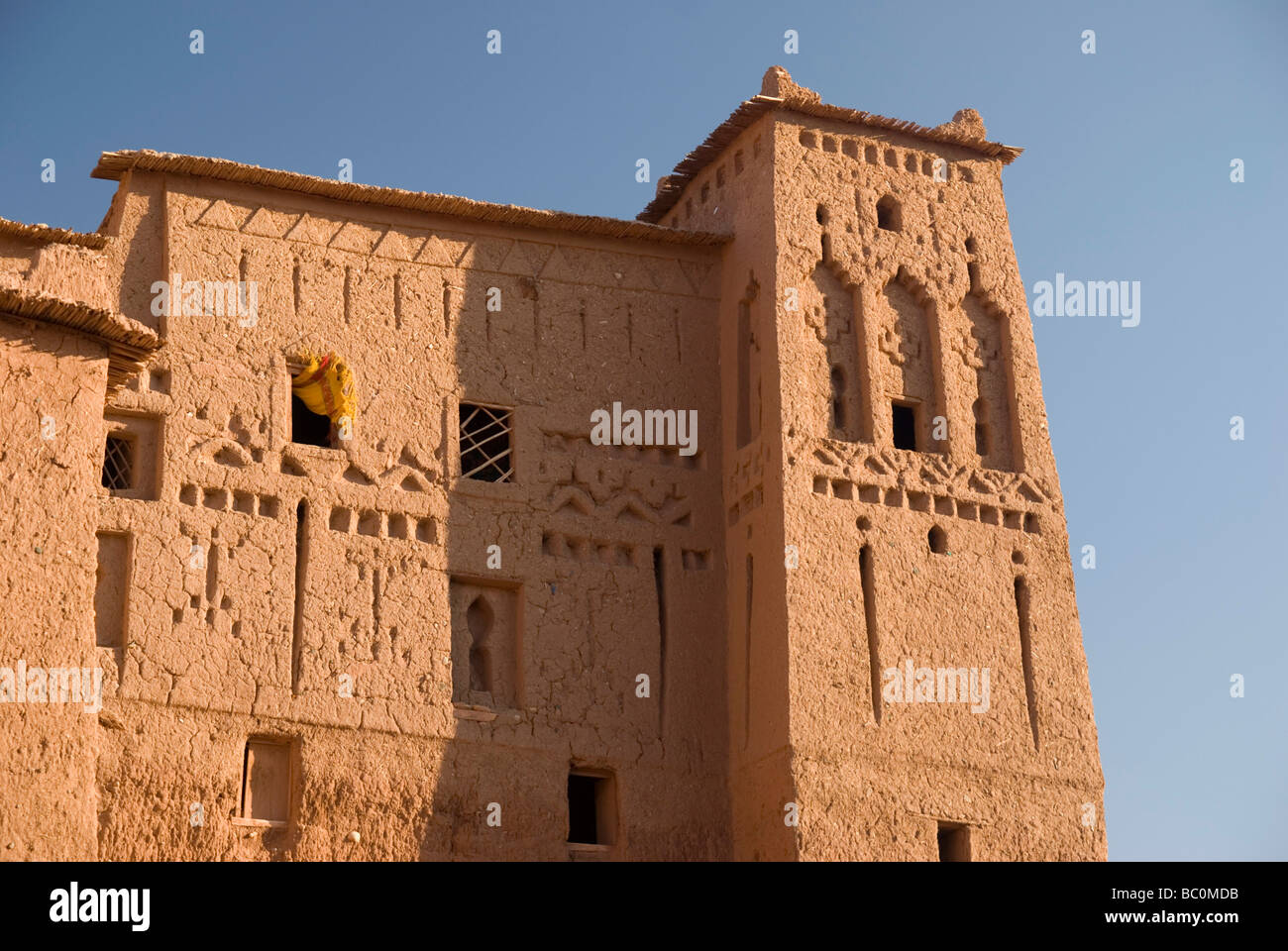 Une tour d'une Kasbah au sein de l'UNESCO World Heritage site de Ait Ben Haddou maroc afrique du nord au coucher du soleil Banque D'Images