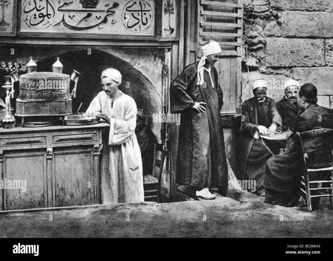 Un café arabe, Le Caire, Égypte, c1920s. Artiste : Inconnu Banque D'Images