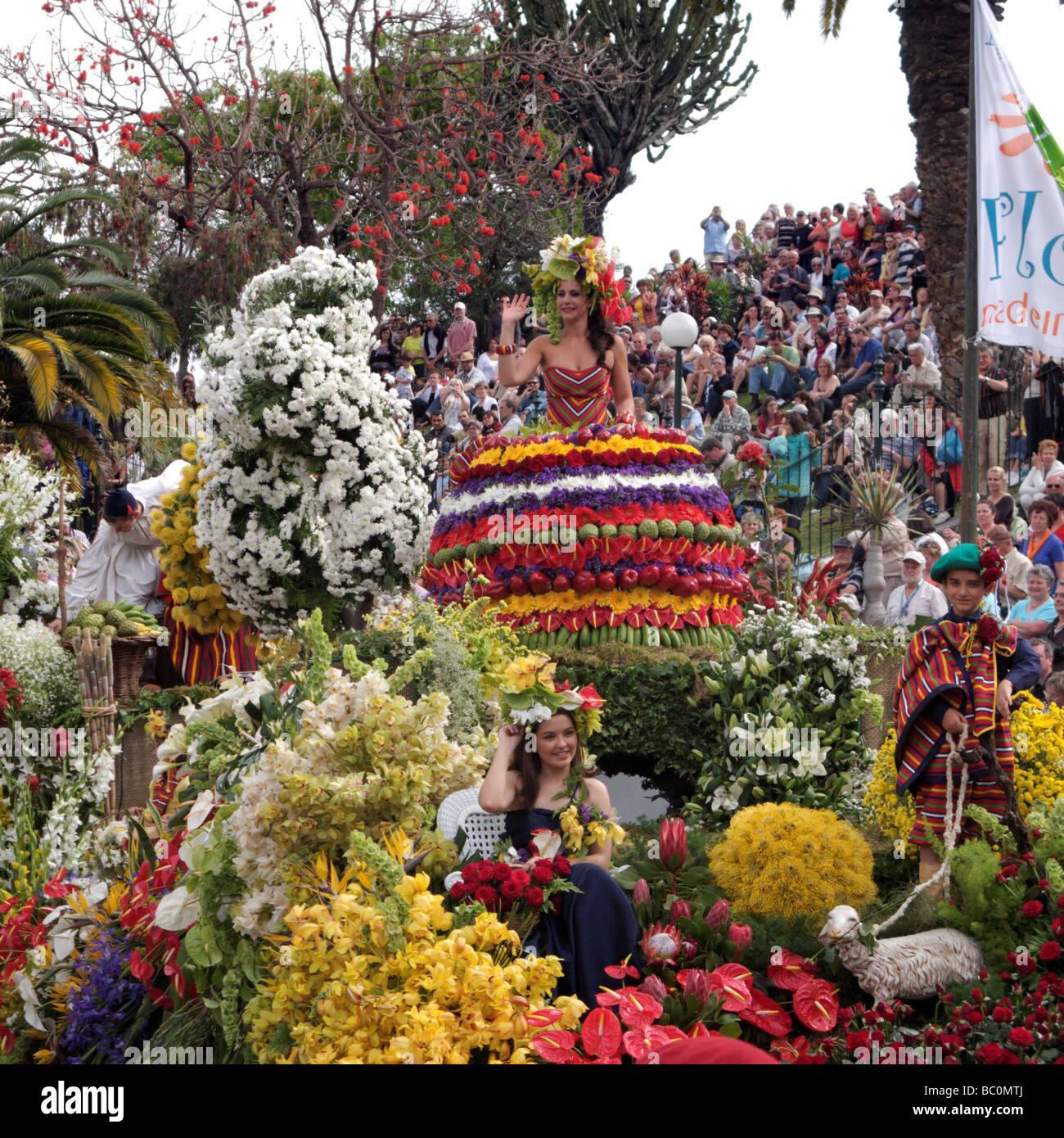 Flower laden flotteur avec costumes traditionnels lors de la fête des fleurs de Madère, Funchal, Madère Banque D'Images