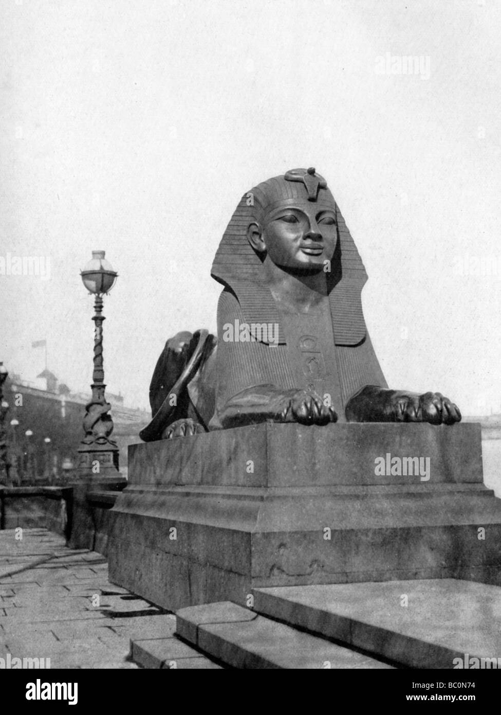 L'un des sphinx, Victoria Embankment, London, 1924-1926. Artiste : Inconnu Banque D'Images