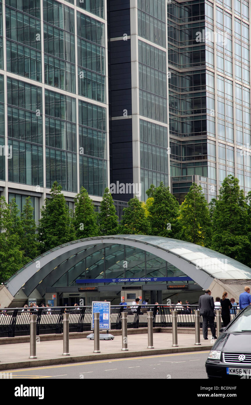 La station de métro Canary Wharf London UK et les édifices à bureaux Banque D'Images