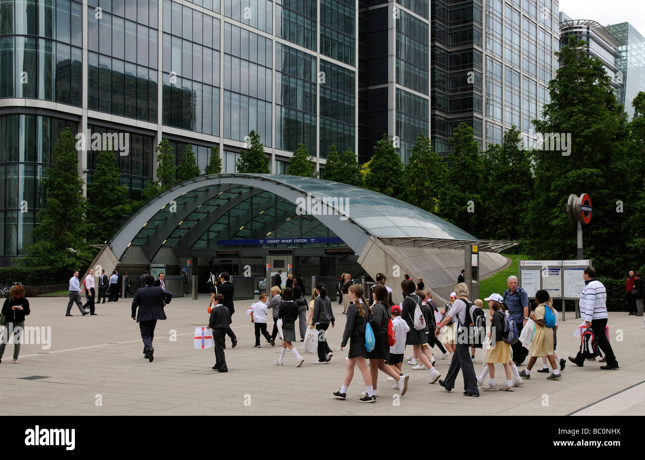 La station de métro Canary Wharf London UK les immeubles de bureaux et un groupe d'écoliers Banque D'Images