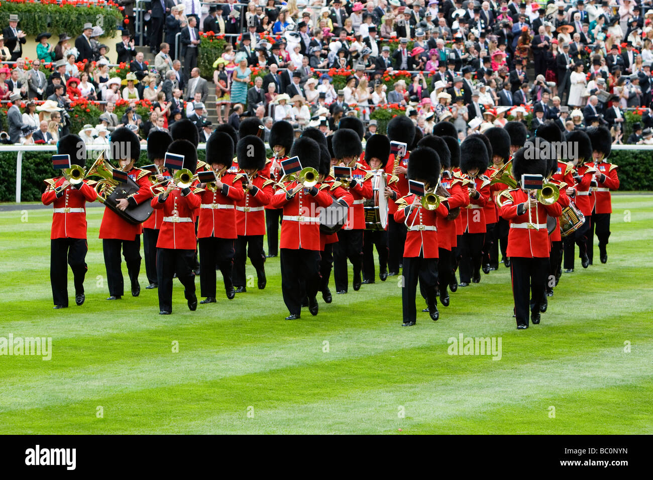 Une musique militaire du régiment de gardes pour jouer la foule avant la strat de courses à Royal Ascot Banque D'Images
