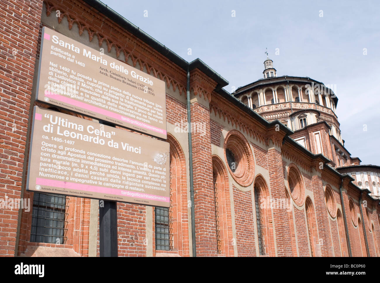 Église Santa Maria delle Grazie (par Donato Bramante) et panneaux informatifs Milan Italie Banque D'Images