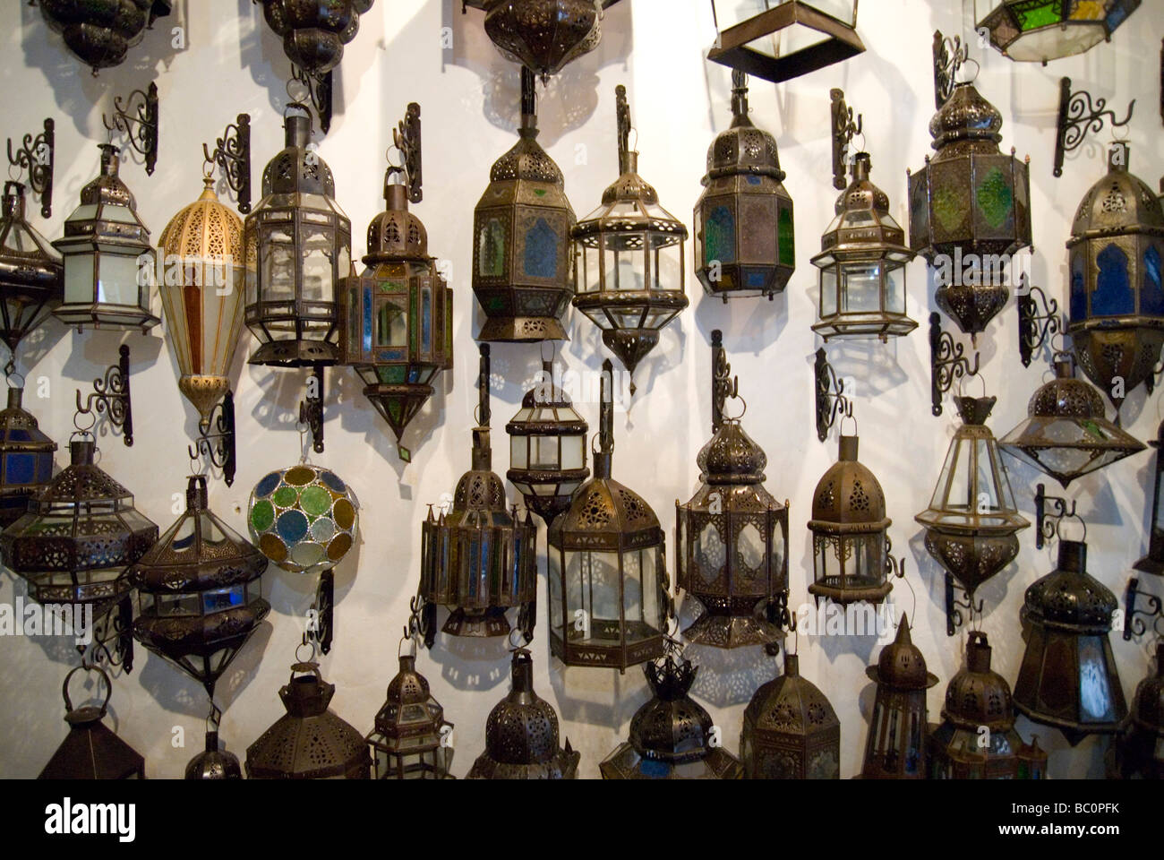 Lanternes ornent les murs d'une boutique à Marrakech Maroc Afrique du Nord Banque D'Images