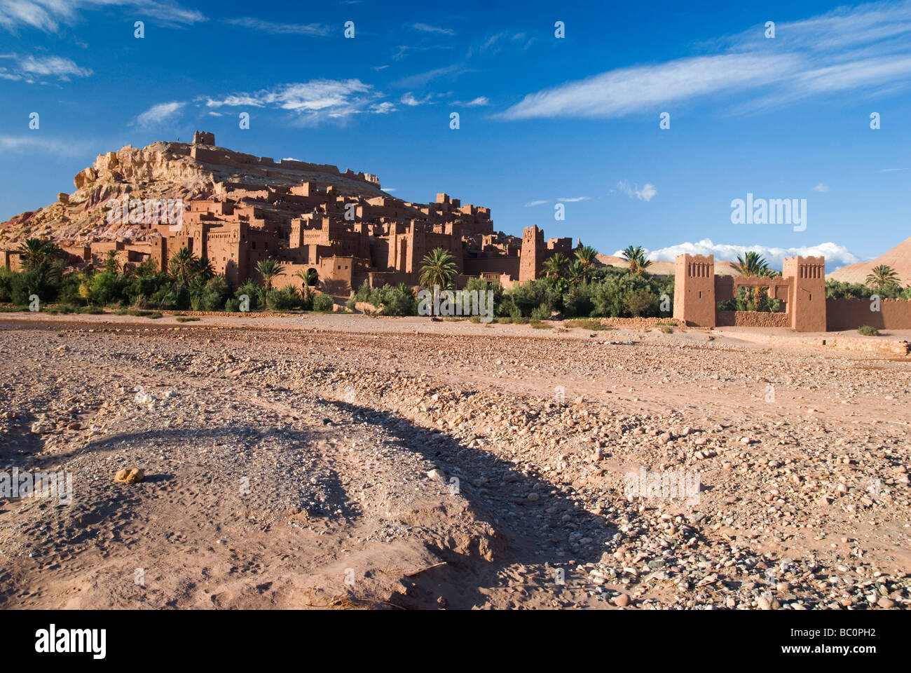 L'UNESCO World Heritage site de Ait Ben Haddou au coucher du soleil et une Afrique du Nord Maroc riverbed séchées Banque D'Images